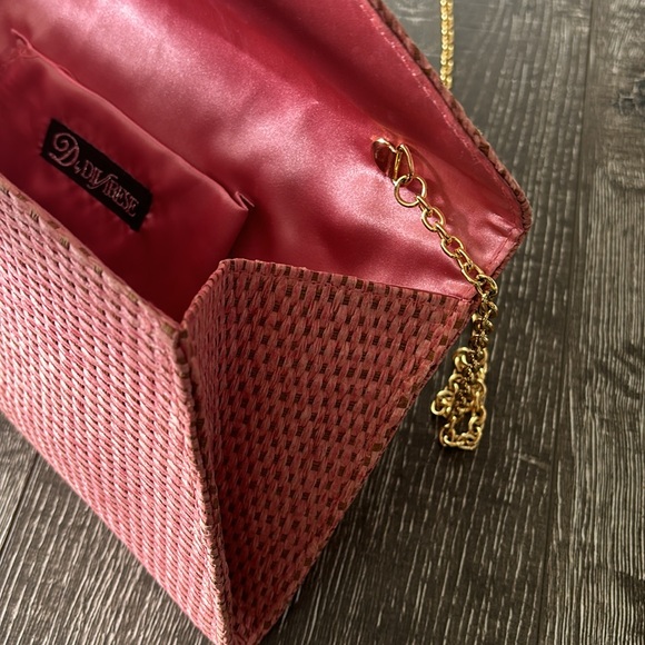 Soft pink raffia clutch - Picture 5 of 8